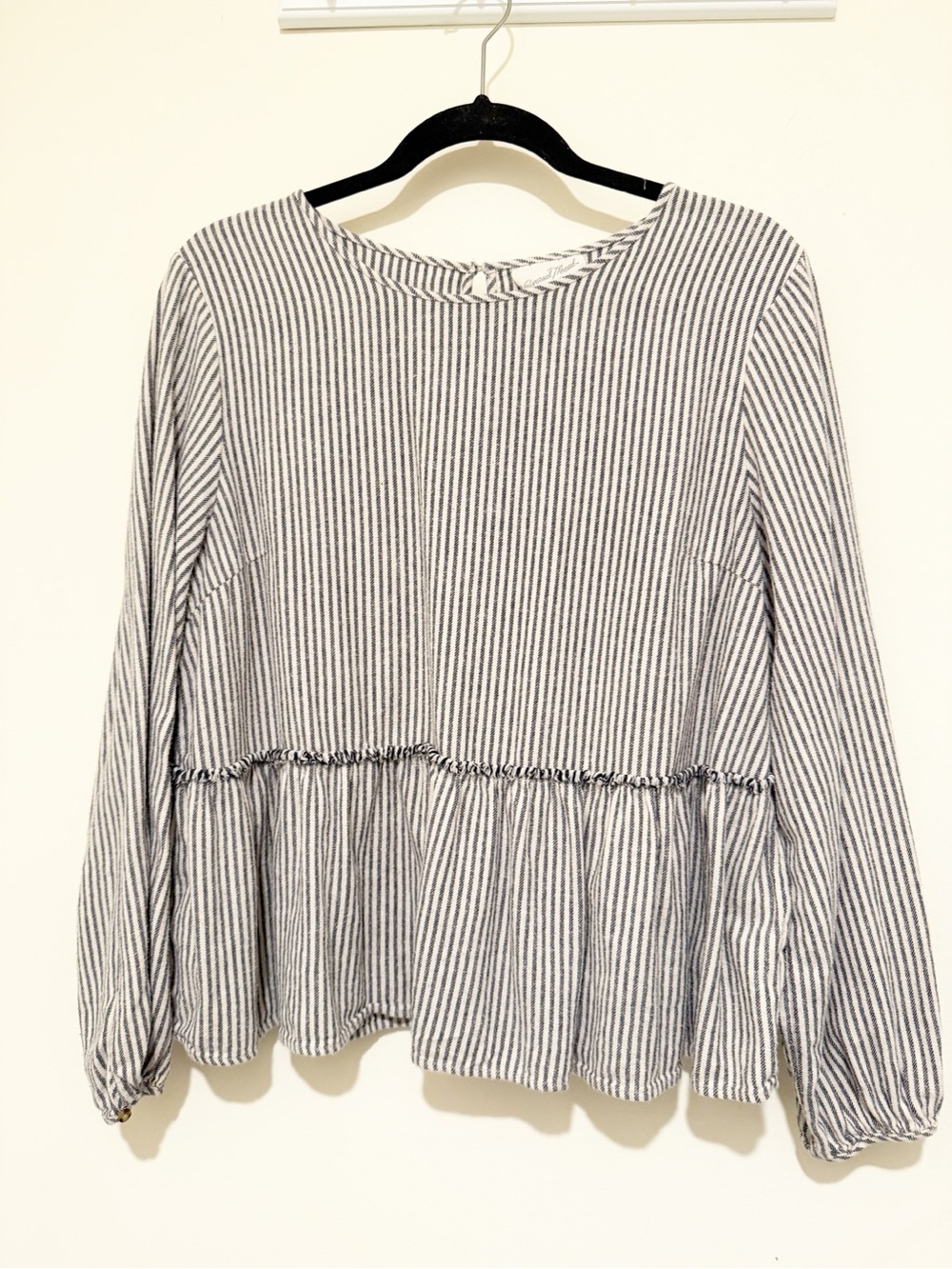 Universal Thread Gray & White Striped Ruffle-Hem Long Sleeve Tunic